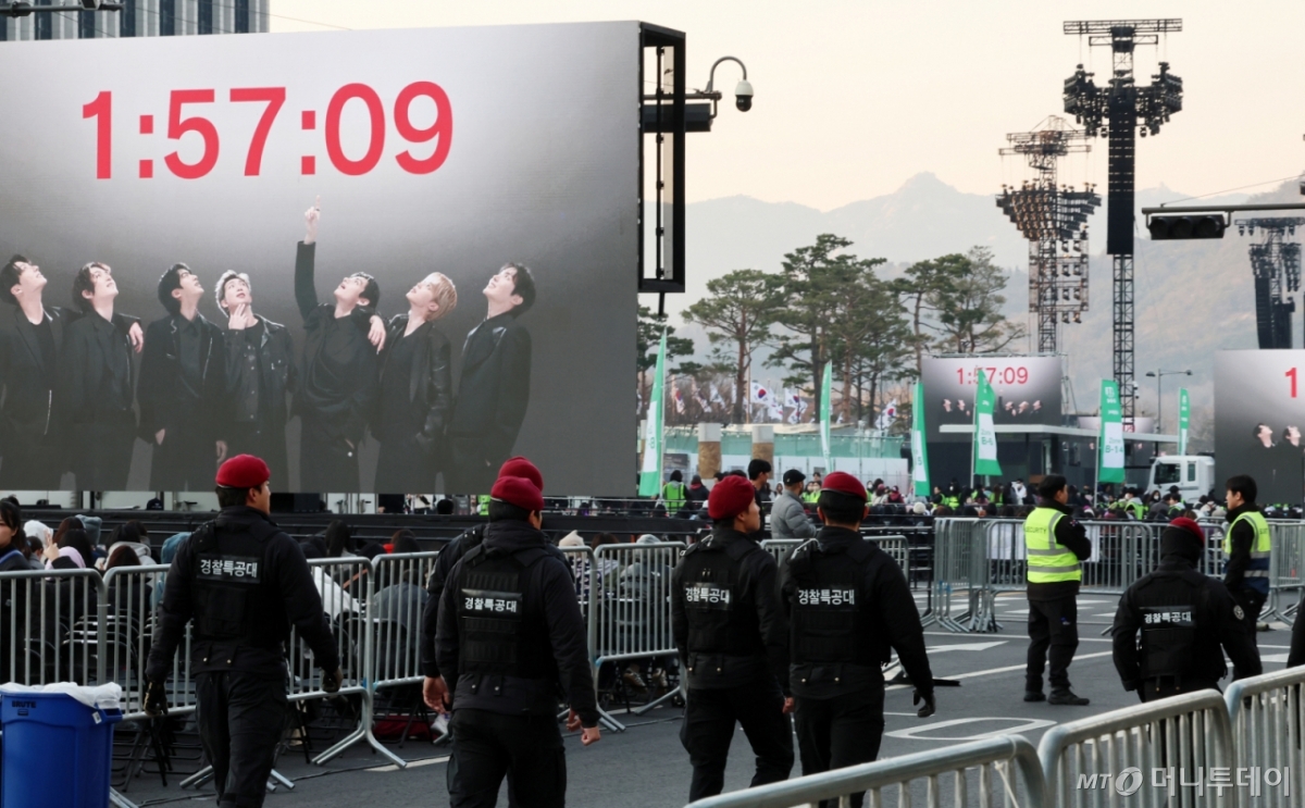 방탄소년단(BTS) 컴백 공연 당일인 21일 서울 종로구 광화문광장에서 경찰특공대가 경계근무를 서고 있다. /사진=뉴시스