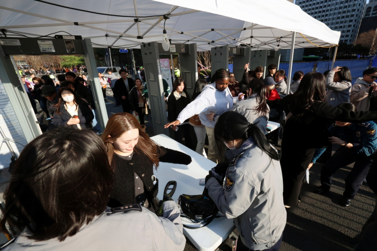 방탄소년단(BTS) 컴백 공연 당일인 21일 서울 종로구 광화문광장에서 팬들이 검색대를 통과하고 있다. /사진=뉴시스.