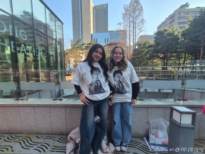 미국 유타주에서 온 시에나씨(19)와 피아씨(19) 모습. /사진=박진호 기자.