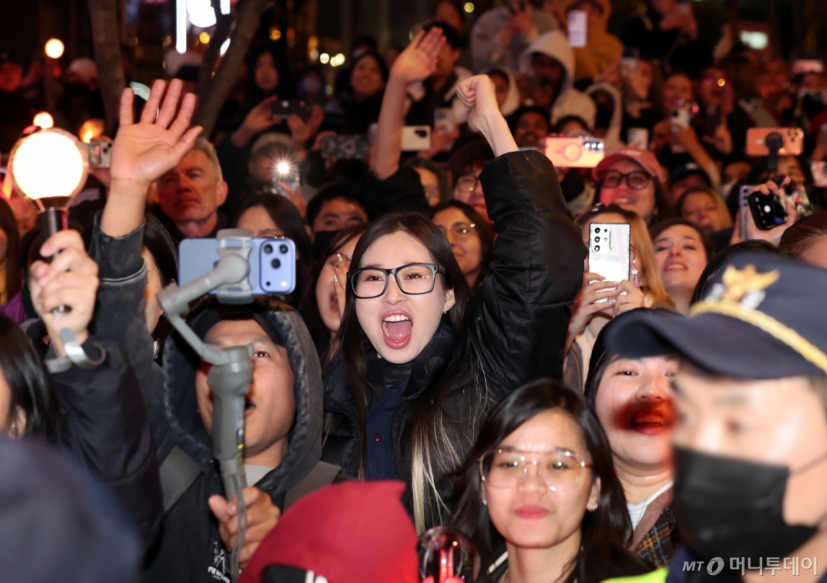 (서울=뉴스1) 김진환 기자 = 아미(BTS 팬덤)와 시민들이 21일 서울 광화문광장 일대에서 방탄소년단(BTS) 컴백 기념 공연인 'BTS 컴백 라이브: 아리랑' 공연을 관람하고 있다. 2026.3.21/뉴스1 Copyright © 뉴스1. All rights reserved. 무단 전재 및 재배포, AI학습 이용 금지. /사진=(서울=뉴스1) 김진환 기자