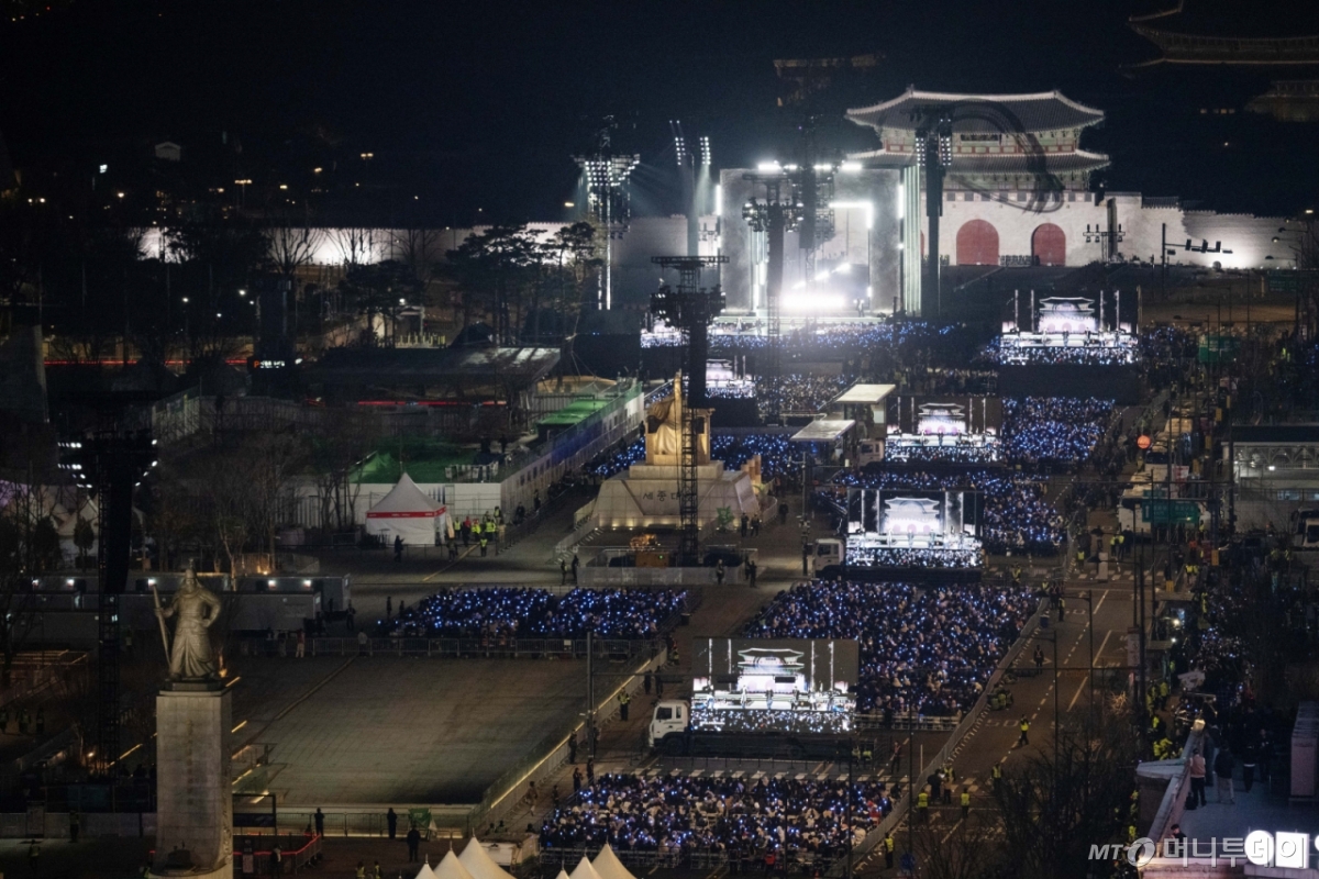 3년 9개월 만에 완전체로 복귀하는 방탄소년단(BTS)의 'BTS 컴백 라이브: ARIRANG' 공연이 21일 서울 광화문광장 일대에서 펼쳐지고 있다. 이번 공연은 세계 190개국에 생중계된다. 2026.03.21 사진공동취재단 /사진=이기범