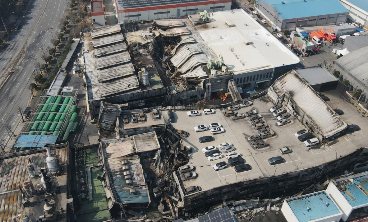 21일 대형 화재로 인명피해가 발생한 대전 대덕구 자동차 부품 제조 공장이 처참한 모습을 보이고 있다./사진=뉴스1