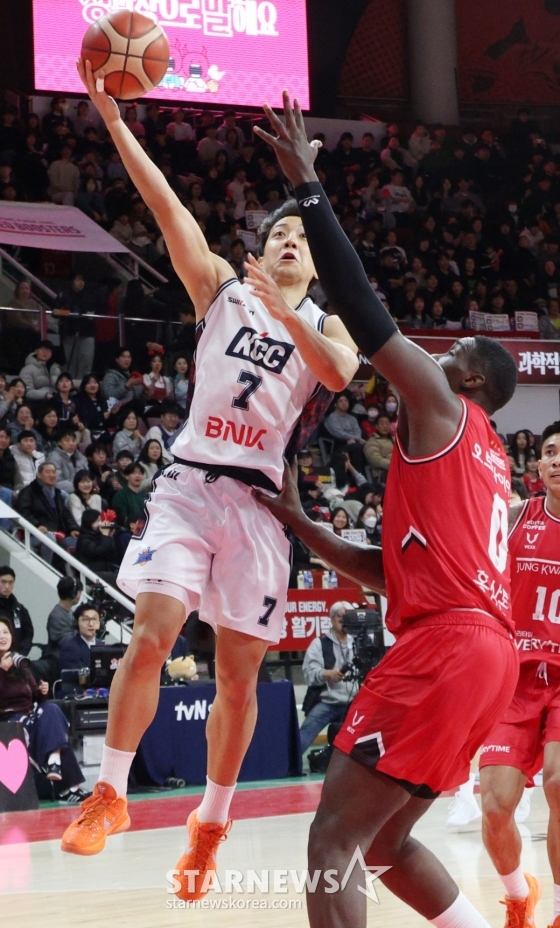 허훈(왼쪽). /사진=김진경 대기자