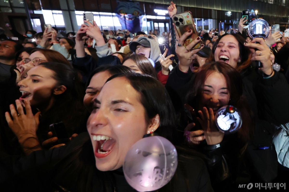 [서울=뉴시스] 조성우 기자 = 방탄소년단(BTS) 팬들이 21일 서울 종로구 광화문광장에서 열린 'BTS 컴백 라이브: 아리랑(ARIRANG)' 공연을 즐기고 있다. 2026.03.21. xconfind@newsis.com /사진=조성우