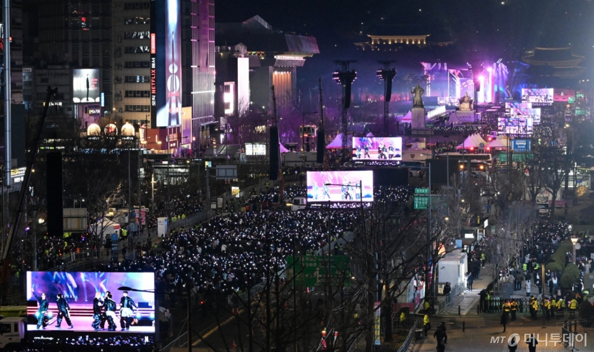 그룹 방탄소년단(BTS)이 21일 서울 광화문 광장에서 무료 복귀 공연 'BTS 컴백 라이브: 아리랑'(BTS THE COMEBACK LIVE | ARIRANG)을 펼쳐졌다. BTS가 공연을 펼치고 있다. 2026.03.21. =사진공동취재단 /사진=이기범
