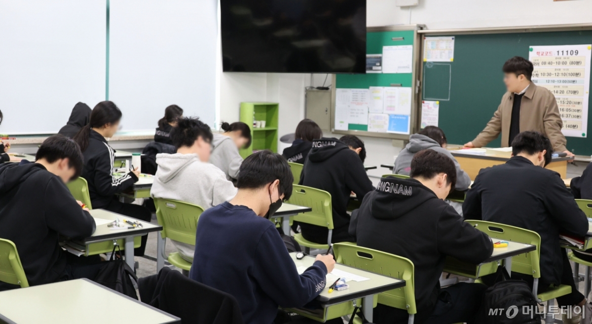 (서울=뉴스1) 사진공동취재단 = 고등학교 1,2,3 학년 올해 첫 전국연합학력평가가 열린 26일 서울 광진구 광남고등학교에서 고3 학생들이 시험을 치르고 있다 2025.3.26/뉴스1 Copyright © 뉴스1. All rights reserved. 무단 전재 및 재배포, AI학습 이용 금지. /사진=(서울=뉴스1) 사진공동취재단