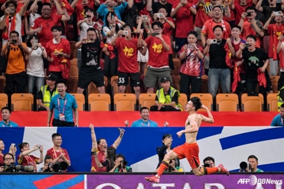 왕위동(아래)이 중국 충칭의 롱싱 축구 경기장에서 열린 2026 국제축구연맹(FIFA) 북중미월드컵 3차 예선 최종전 바레인과 경기 후반 추가시간 페널티킥 결승골을 넣고 상의 탈의 세리머니를 하고 있다. /AFPBBNews=뉴스1