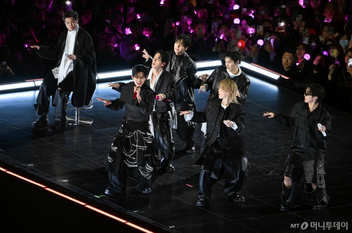 그룹 방탄소년단(BTS)이 21일 서울 광화문 광장에서 무료 복귀 공연 'BTS 컴백 라이브: 아리랑'(BTS THE COMEBACK LIVE ｜ ARIRANG)을 펼쳐졌다. BTS가 공연을 펼치고 있다. /사진=공동취재단