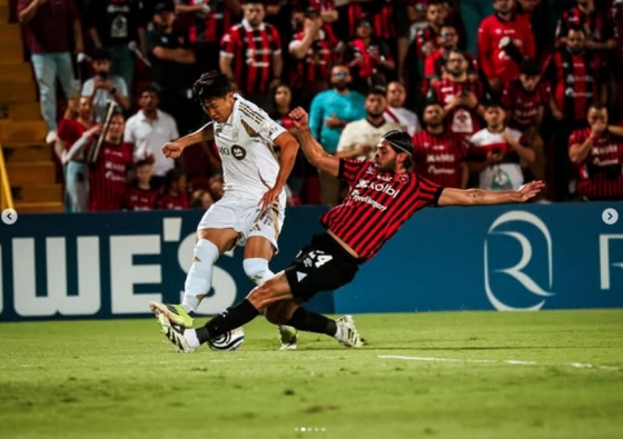 아론 살라자르(왼쪽)가 지난 19일(한국시간) 자신의 SNS에 손흥민과 함께 경기한 사진을 여러 장 게재했다. 사진은 살라자르가 손흥민을 향해 깊은 태클을 가하는 모습. /사진=아론 살라자르 SNS 갈무리