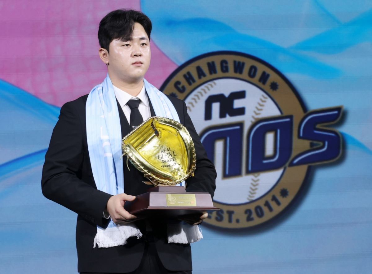 김형준이 지난해 '2025 컴투스프로야구 리얼글러브 어워드(Real Glove Award)'에서 포수 부문 리얼글러브상 수상하고 있다. /사진=김진경 대기자