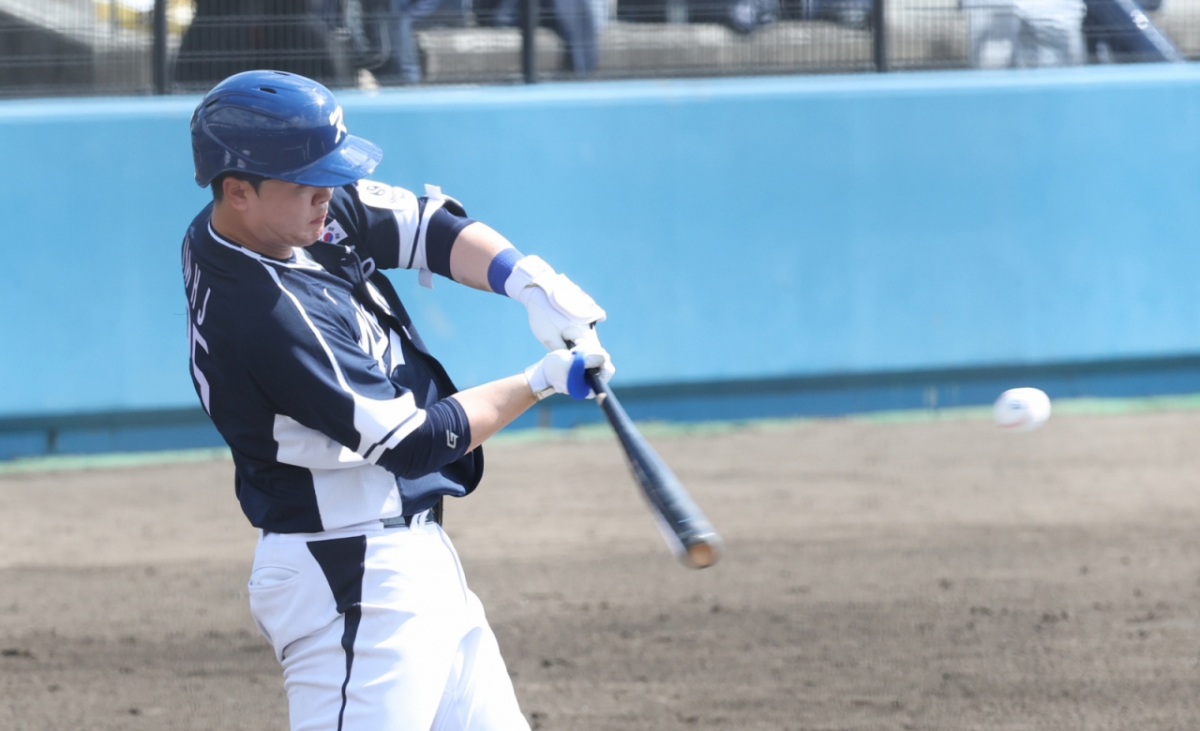 김형준이 지난달 21일 일본 오키나와현 야에세 고친다 구장에서 한화 이글스와 연습경기에서 타격을 하고 있다. /사진=김진경 대기자