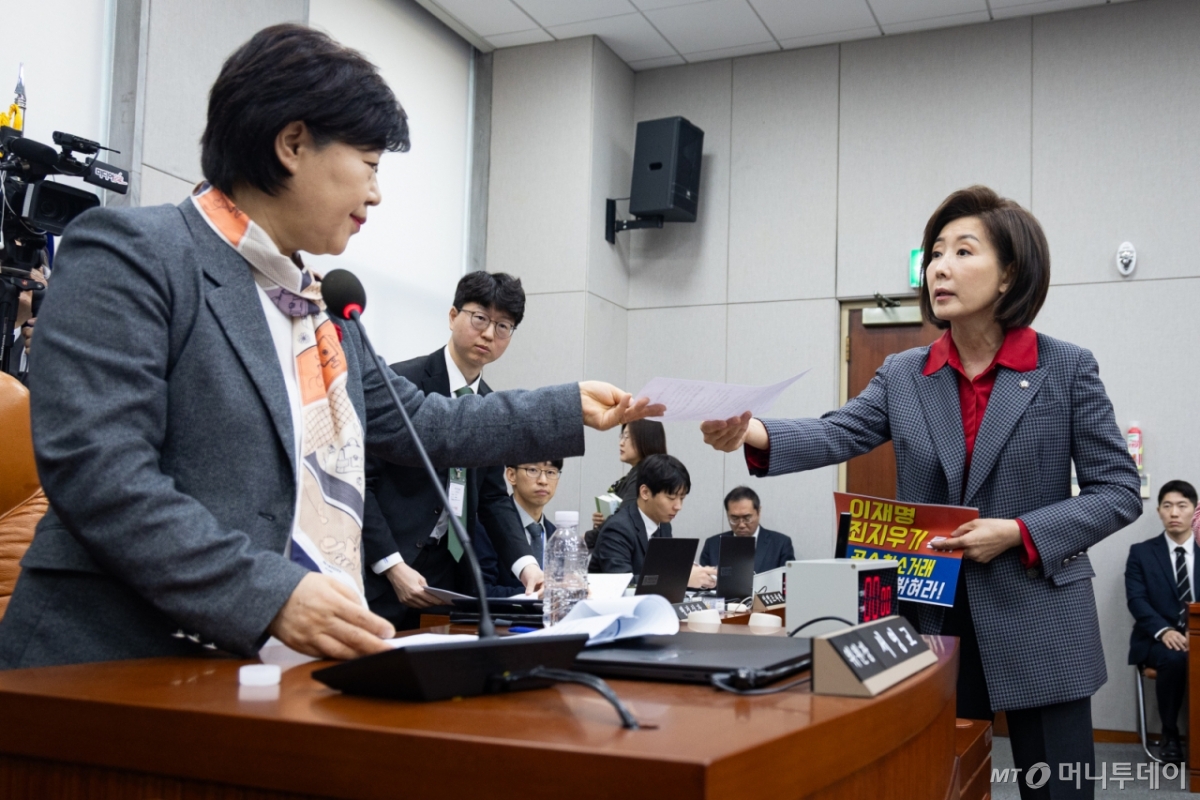 (서울=뉴스1) 유승관 기자 = 나경원 국민의힘 의원이 20일 서울 여의도 국회에서 열린 제433회 국회(임시회) 윤석열 정권 정치검찰 조작기소 의혹 사건 진상규명 국정조사특별위원회 제1차 전체회의에서 서영교 위원장에게 현재 특위 구성에 반대하는 의견서를 전달하고 있다. 2026.3.20/뉴스1 Copyright © 뉴스1. All rights reserved. 무단 전재 및 재배포, AI학습 이용 금지. /사진=(서울=뉴스1) 유승관 기자