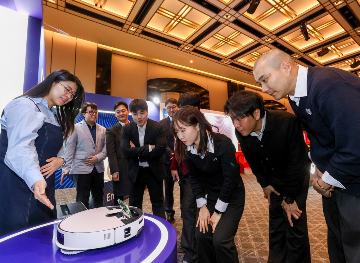 지난 20일 서울 용산구 그랜드 하얏트 서울 호텔에서 열린 주한미국상공회의소(AMCHAM, 암참) 연례행사에서 삼성전자 직원이 참석자들에게 2026년형 '비스포크 AI 스팀'의 특장점을 소개하고 있다./사진 제공=삼성전자