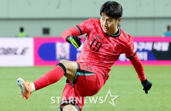 이강인이 왼발킥을 시도하고 있다. /사진=김진경 대기자