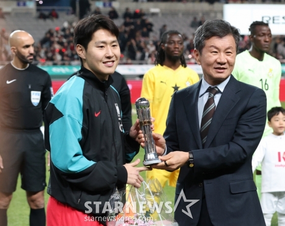 정몽규(오른쪽) 대한축구협회장과 이강인. /사진=김진경 대기자