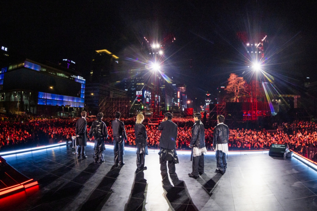 방탄소년단(BTS)이 21일 서울 광화문광장에서 'BTS 컴백 라이브: 아리랑' 발매 기념 컴백 공연을 하고 있다. / 사진제공 = 빅히트 뮤직·넷플릭스