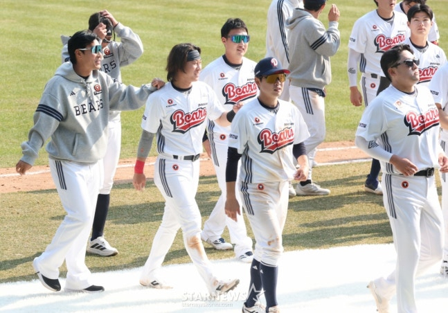 2026 신한 SOL Bank KBO리그 시범경기 두산 베어스 대 KIA 타이거즈 경기가 22일 서울 잠실야구장에서 열렸다.  박찬호를 비롯한 두산 선수들이 경기 종료 후 팬들에 인사하고 있다.