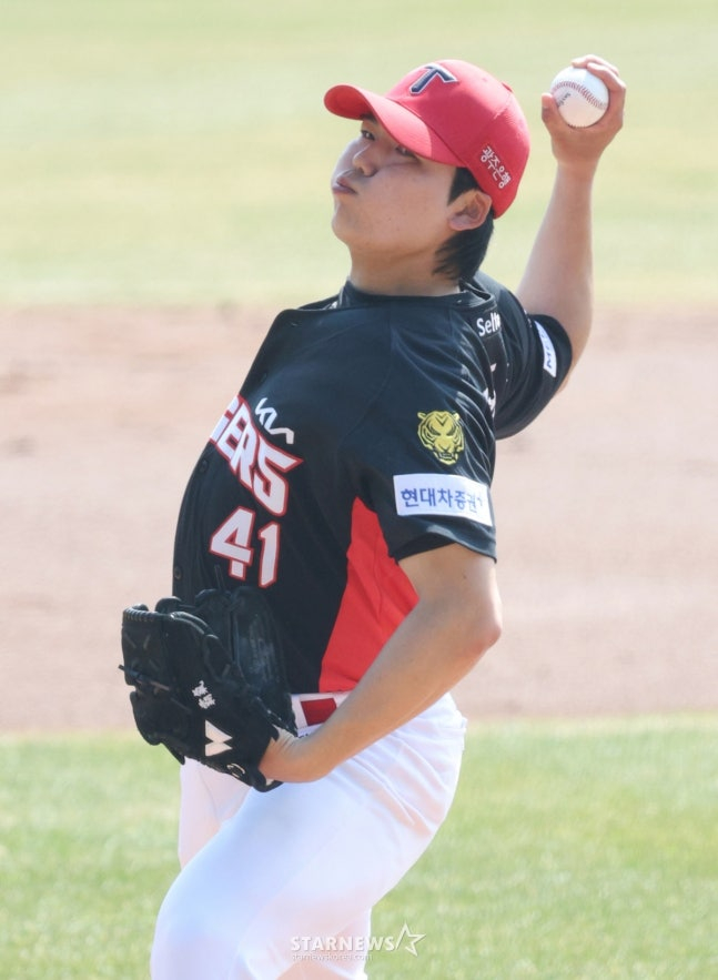 2026 신한 SOL Bank KBO리그 시범경기 두산 베어스 대 KIA 타이거즈 경기가 22일 서울 잠실야구장에서 열렸다.  KIA 선발 황동하가 역투하고 있다.