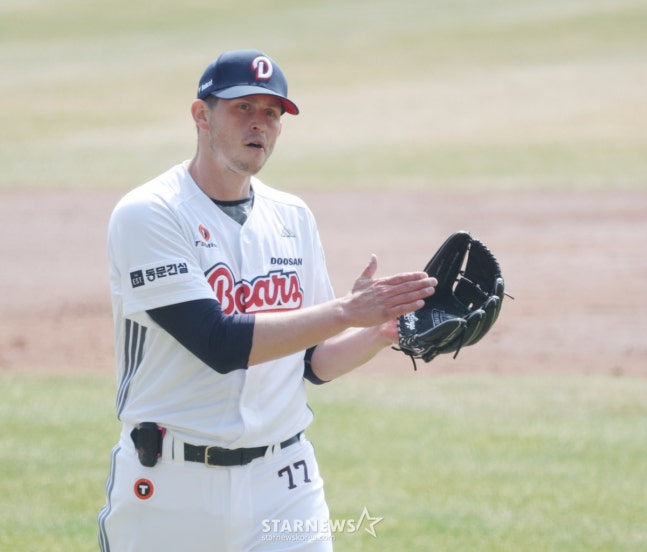 2026 신한 SOL Bank KBO리그 시범경기 두산 베어스 대 KIA 타이거즈 경기가 22일 서울 잠실야구장에서 열렸다.  두산 선발 플렉센이 호수비를 펼친 야수에게 박수를 치고 있다.