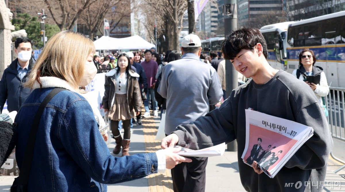 21일 서울 광화문 일대에서 방탄소년단(BTS) 컴백 공연을 기다리는 팬들이 '머니투데이 with BTS' 호외를 받고 있다. /사진=김창현 chmt@