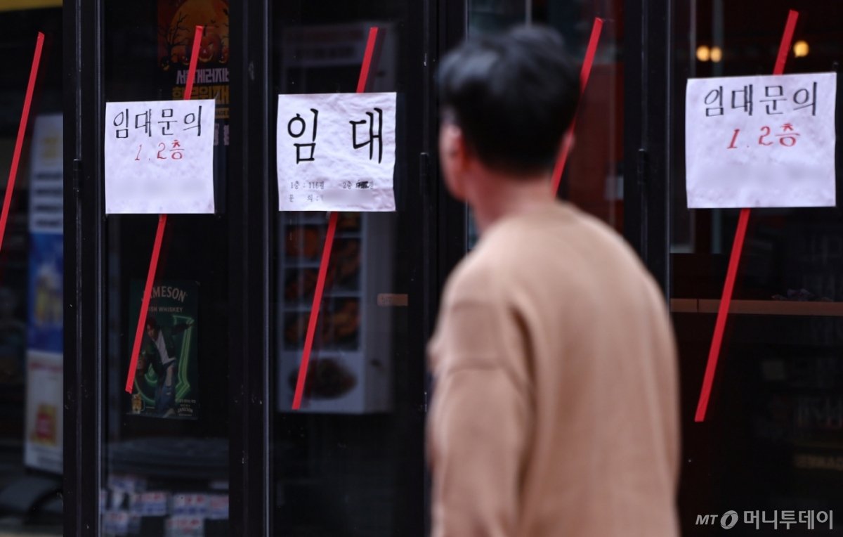 (서울=뉴스1) 김도우 기자 = 4일 서울 시내 한 술집으로 운영했던 가게에 임대 문구가 붙어 있다.