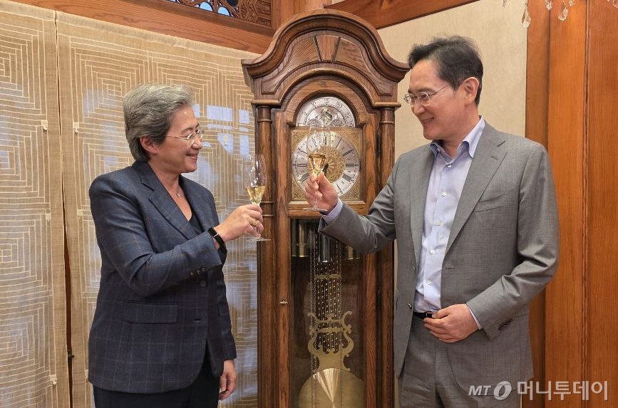 (서울=뉴스1) = 이재용 삼성전자 회장과 리사 수 AMD 최고경영자(CEO)가 18일 서울 이태원 승지원에서 술잔을 들고 기념촬영하고 있다. (삼성전자 제공. 재판매 및 DB 금지) 2026.3.18/뉴스1 Copyright © 뉴스1. All rights reserved. 무단 전재 및 재배포, AI학습 이용 금지. /사진=(서울=뉴스1)