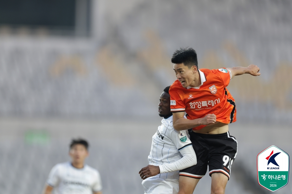 화성FC 이종성(오른쪽)이 헤더를 시도하고 있다. /사진=한국프로축구연맹 제공