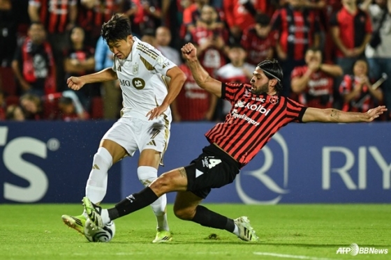 손흥민(왼쪽)이 18일 오전 10시(한국시간) 코스타리카 알라후엘라의 에스타디오 알레한드로 모레라 소토에서 열린 2026 북중미카리브축구연맹(CONCACACF) 챔피언스컵 16강 2차전 도중 크로스를 시도하고 있다. 이를 저지하는 살라자르. /AFPBBNews=뉴스1