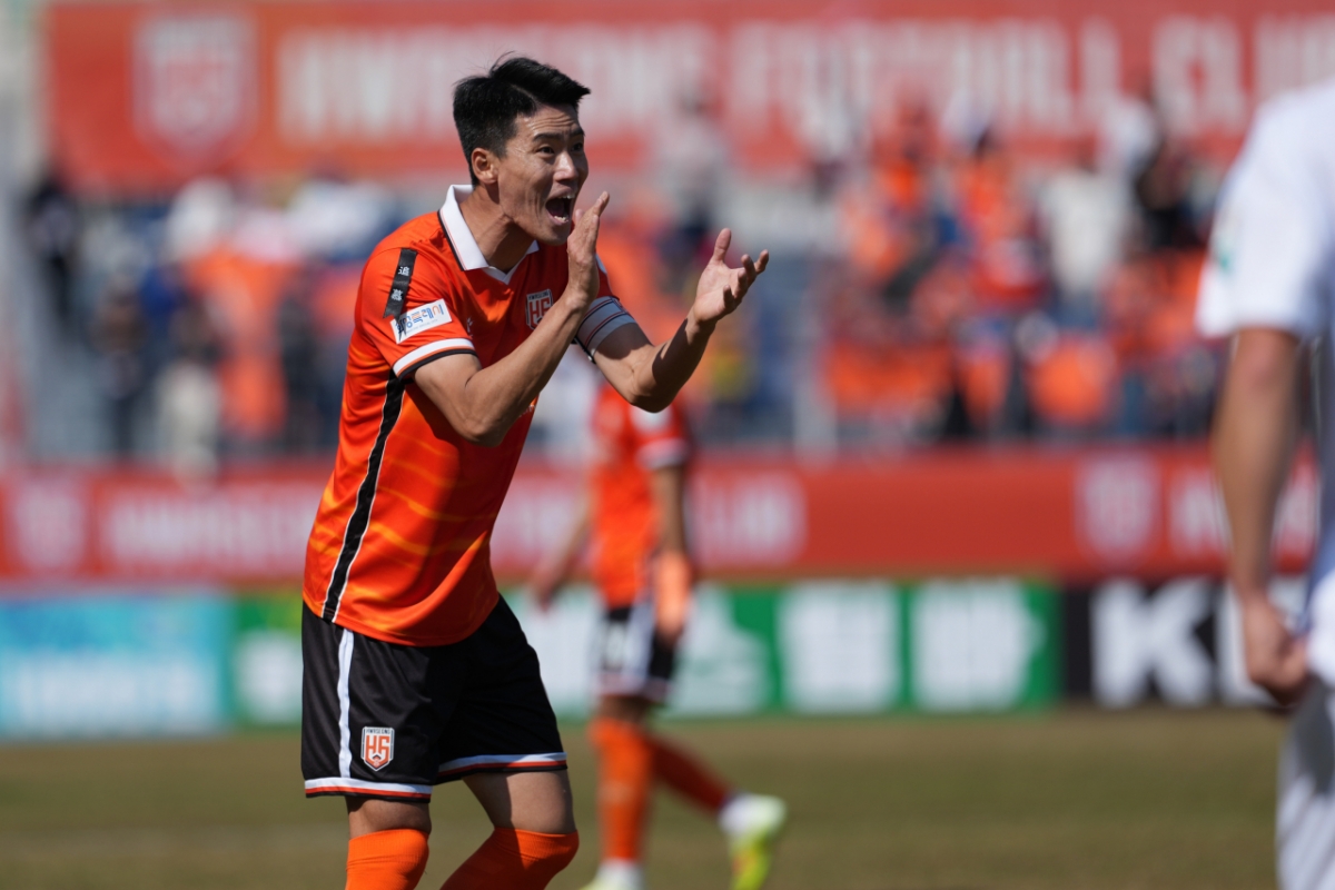화성FC 미드필더 이종성이 박수치고 있다.  /사진=화성FC 제공