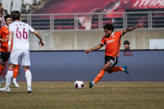 데메트리우스가 오른발 킥을 시도하고 있다. /사진=화성FC 제공