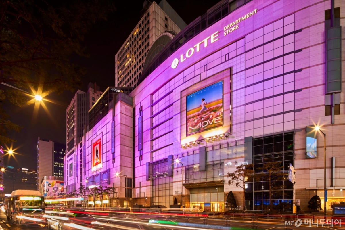 롯데백화점이 전 세계 K-POP 팬들을 위한 특별한 환영의 빛을 밝힌다고 19일 전했다. 사진은 서울시 중구 소공동에 위치한 롯데타운 명동 웰컴라이트(Welcome Light) 조명 연출 모습. 웰컴라이트는 이날부터 오는 22일까지(오후 6시~10시) 본점(본관·신관)과 명품관 에비뉴엘 외벽을 화려하게 장식한다. 21일에는 조명 연출 시간을 오후 11시까지 선보인다. 보라색 조명을 배경으로 붉은색과 흰색 레이저 조명을 교차로 연출해 공간을 한층 더 화려하고 특별한 분위기로 물들인다. /사진제공=롯데백화점
