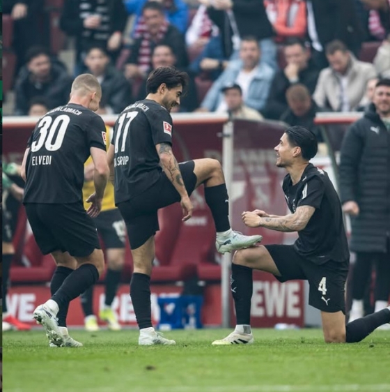 옌스 카스트로프(가운데)가 지난 21일(한국시간) 독일 쾰른의 라인에네르기 경기장에서 열린 쾰른과의 '2025~2026시즌 독일 분데스리가' 27라운드에서 골을 넣은 뒤 세리머니를 하고 있다. /사진=묀헨글라트바흐 공식 SNS 갈무리