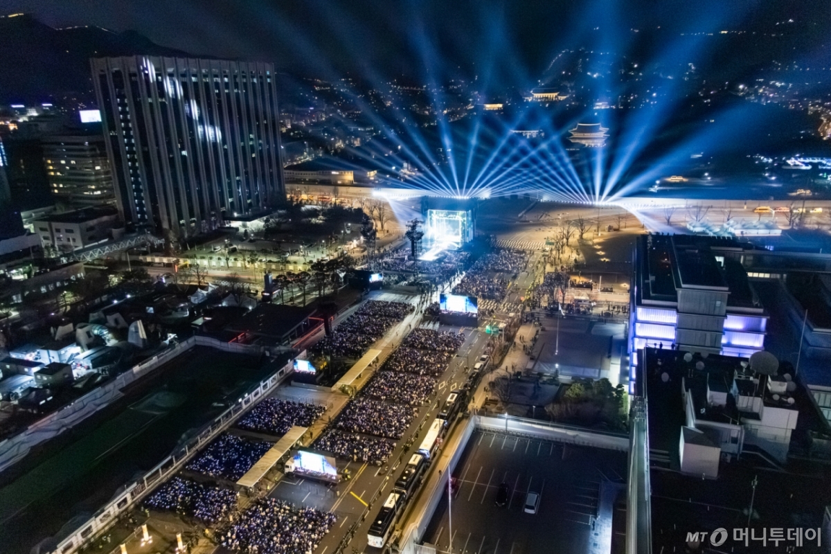 방탄소년단(BTS)이 21일 서울 광화문광장에서 'BTS 컴백 라이브: 아리랑' 발매 기념 컴백 공연을 하고 있다. /사진=(서울=뉴스1)