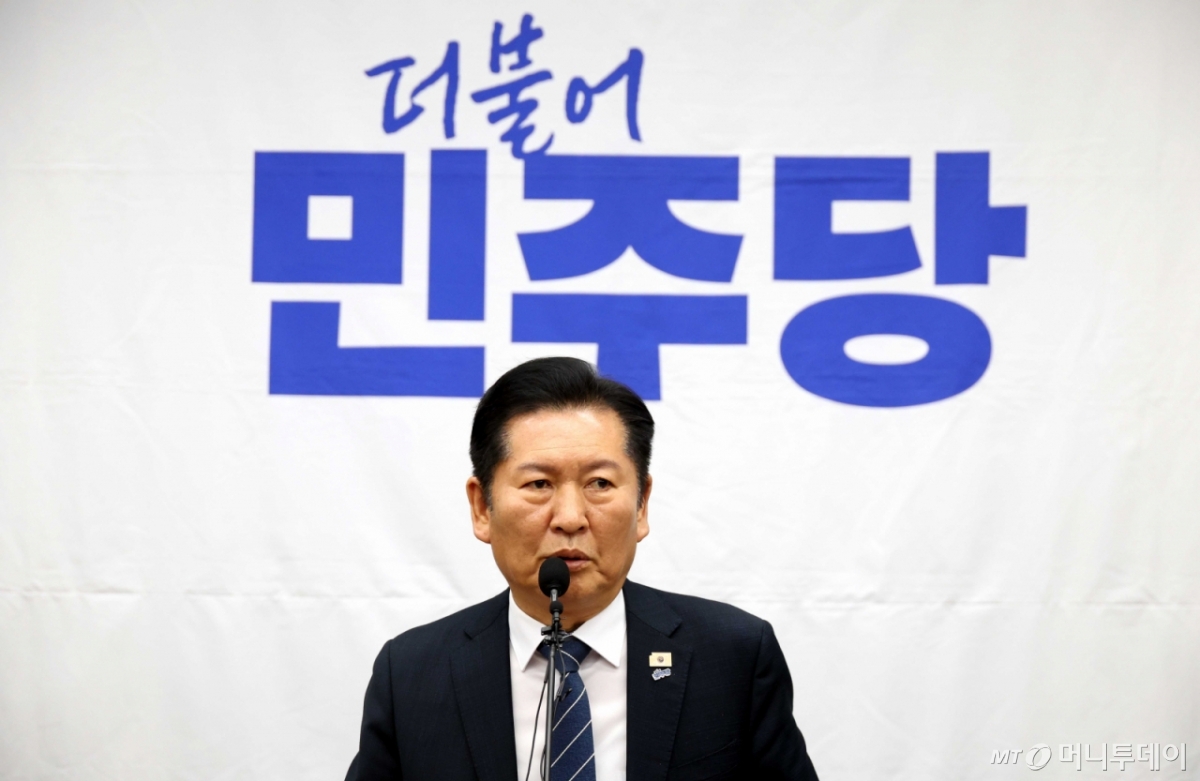정청래 더불어민주당 대표가 19일 오후 서울 여의도 국회에서 열린 의원총회에서 발언을 하고 있다. /사진=뉴시스