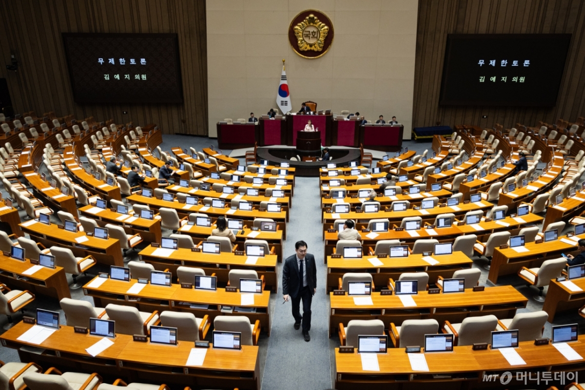 (서울=뉴스1) 유승관 기자 = 김예지 국민의힘 의원이 21일 서울 여의도 국회에서 열린 제433회 국회(임시회) 제2차 본회의에서 윤석열 정권 정치검찰 조작기소 의혹 사건 진상규명 국정조사계획서 승인의 건에 대한 무제한토론(필리버스터)을 하고 있다. 2026.3.21/뉴스1 Copyright © 뉴스1. All rights reserved. 무단 전재 및 재배포, AI학습 이용 금지. /사진=(서울=뉴스1) 유승관 기자