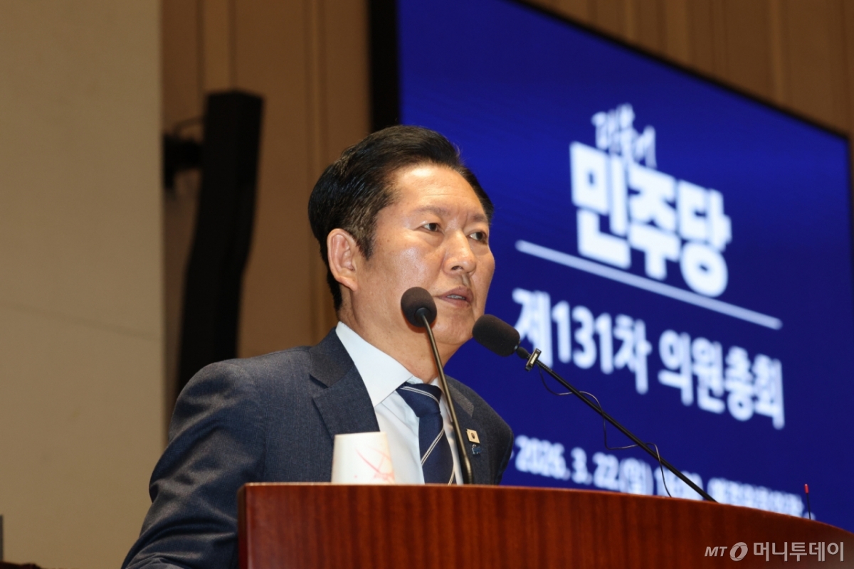 (서울=뉴스1) 이승배 기자 = 정청래 더불어민주당 대표가 22일 서울 여의도 국회에서 열린 의원총회에서 모두발언을 하고 있다. 2026.3.22/뉴스1 Copyright © 뉴스1. All rights reserved. 무단 전재 및 재배포, AI학습 이용 금지. /사진=(서울=뉴스1) 이승배 기자