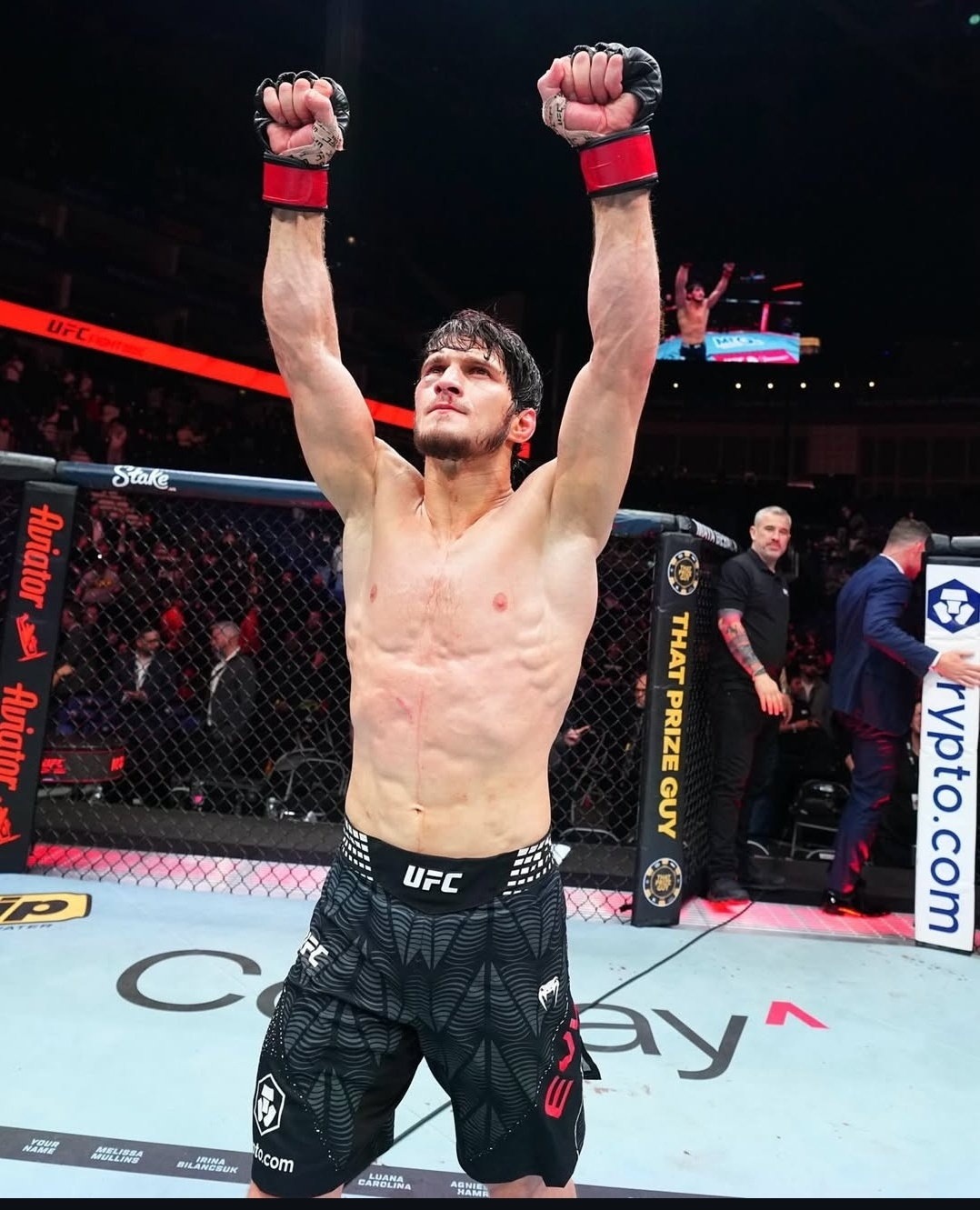 모브사르 예블로예프가 르론 머피를 상대로 승리 후 두 팔을 치켜세우고 있다. /사진=UFC 공식 사회관계망서비스(SNS)