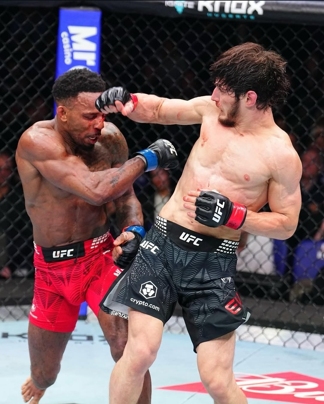 모브사르 예블로예프(오른쪽)와 르론 머피 경기 중. /사진=UFC 공식 사회관계망서비스(SNS)