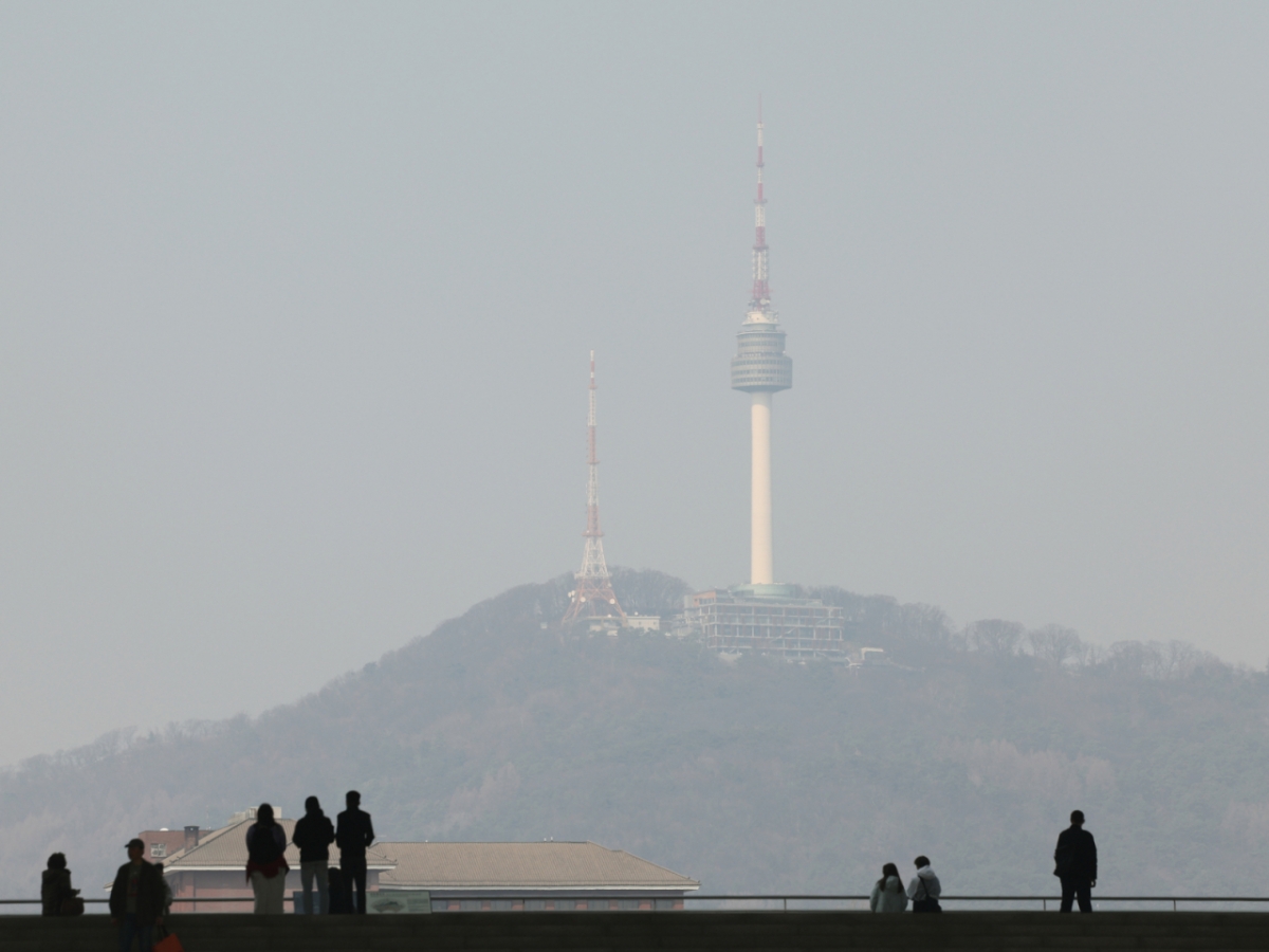 미세먼지 비상저감조치가 발령된 지난 17일 오후 서울 용산구 국립중앙박물관에서 바라본 남산 N서울타워가 흐리게 보이고 있다. /사진=뉴스1