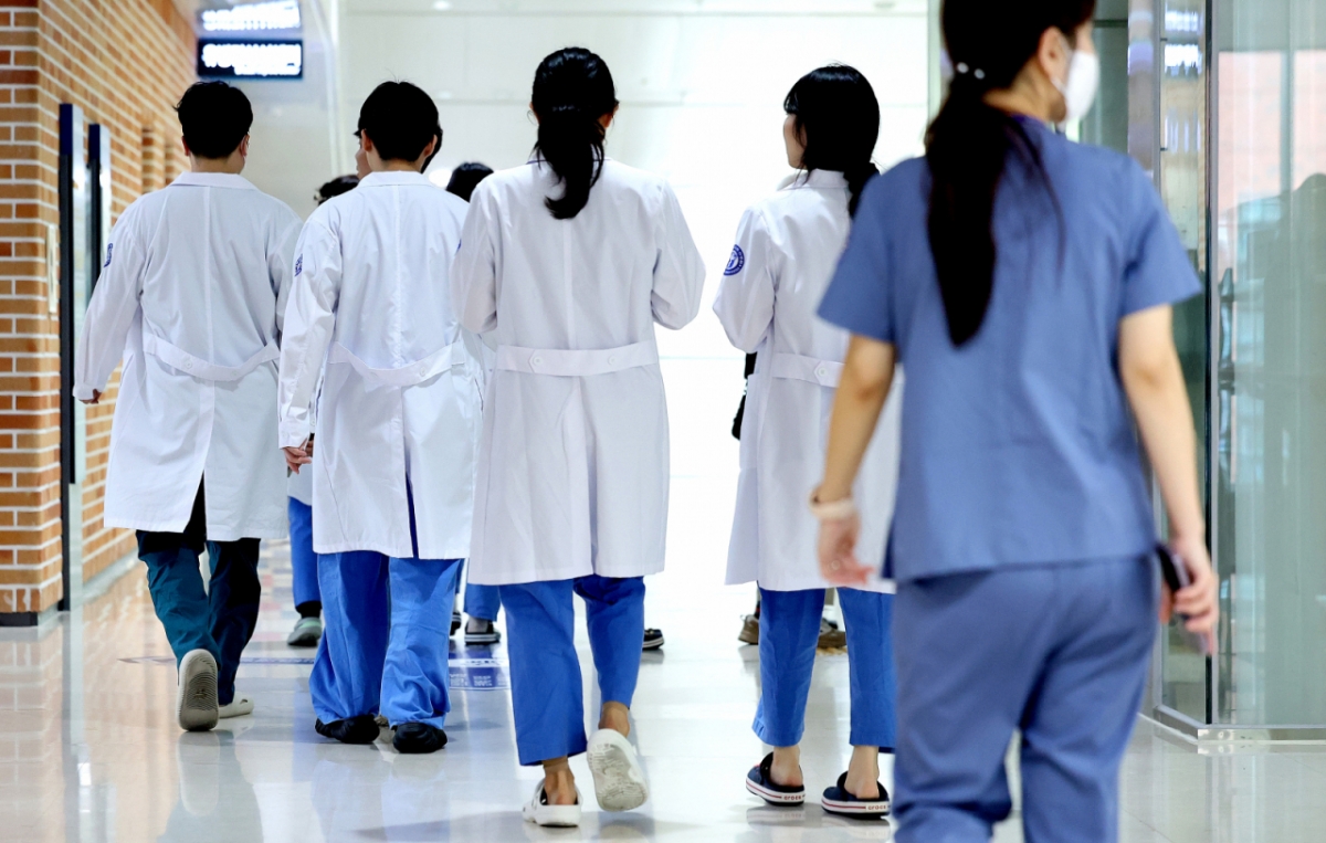 의과대학 증원 정책에 반발해 집단 사직했던 전공의들이 수련병원에 복귀한 지난해 ９월1일 대구 시내의 한 대학병원에서 의료진이 이동하고 있다. /사진=뉴시스