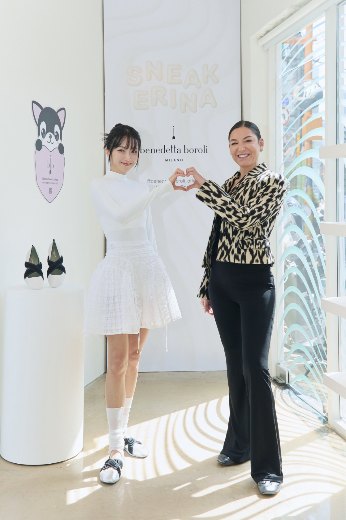 베네데타 보롤리의 창립자이자 디자이너 베네데타 보롤리(오른쪽)가 성수동 팝업스토어에서 포즈를 취하고 있다. /사진제공 = 베네데타 보롤리