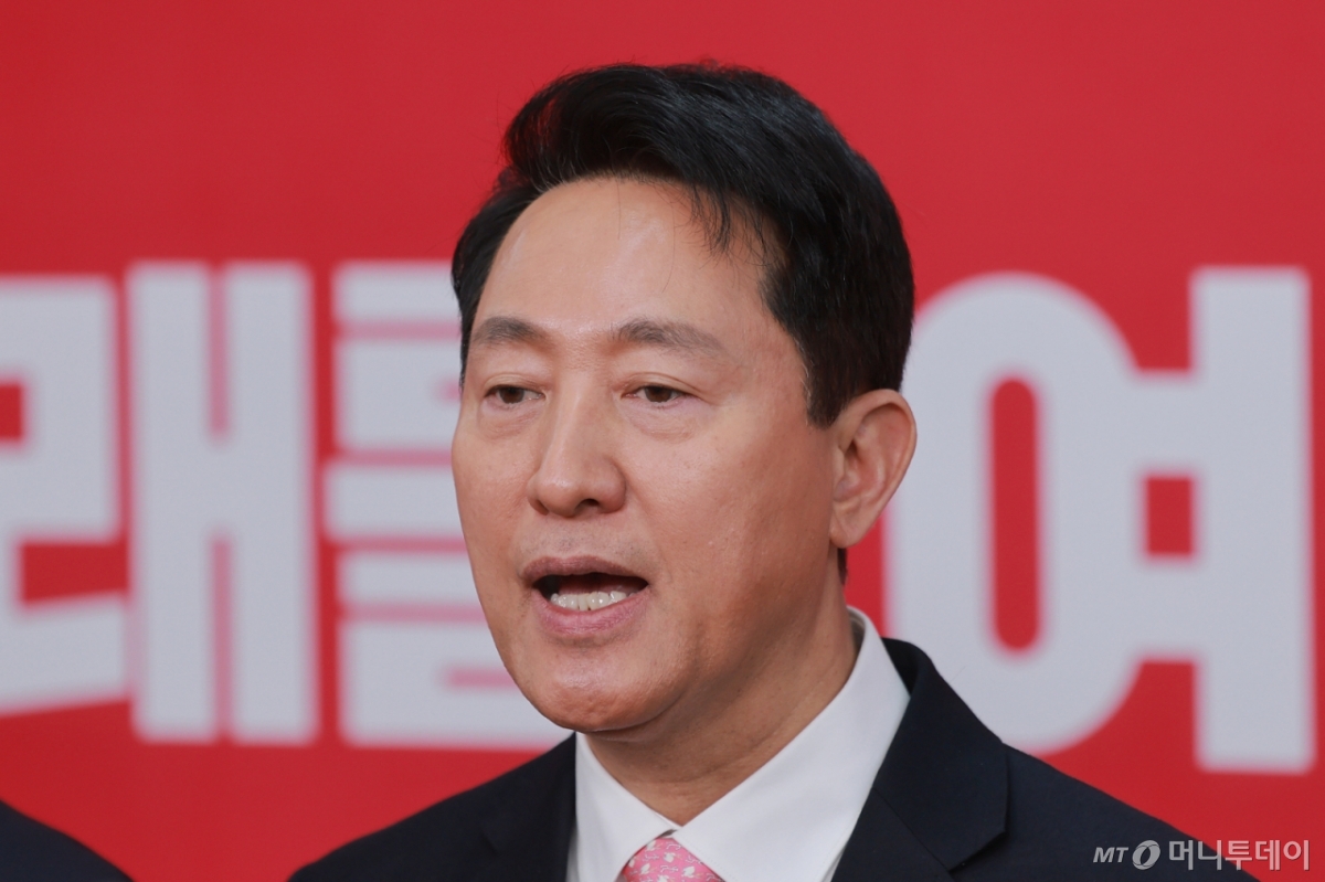 (서울=뉴스1) 이승배 기자 = 6·3 지방선거 서울시장에 도전하는 오세훈 서울시장이 22일 서울 영등포구 국민의힘 중앙당사에서 열린 광역단체장 후보 면접을 마치고 취재진 질문에 답하고 있다. (공동취재) 2026.3.22/뉴스1  Copyright © 뉴스1. All rights reserved. 무단 전재 및 재배포,  AI학습 이용 금지. /사진=(서울=뉴스1) 이승배 기자