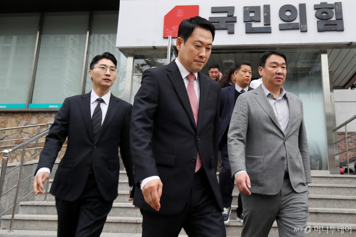 (대구=뉴스1) 공정식 기자 = 장동혁 국민의힘 대표가 22일 오전 대구 수성구 국민의힘 대구시당에서 지역 의원들과 비공개 회의를 마친 뒤 당사를 떠나고 있다. 2026.3.22/뉴스1 Copyright © 뉴스1. All rights reserved. 무단 전재 및 재배포, AI학습 이용 금지. /사진=(대구=뉴스1) 공정식 기자