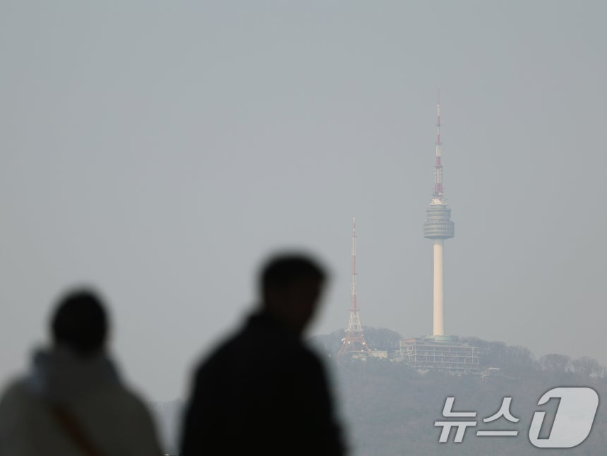 오늘(23일)은 출근길에는 쌀쌀하고 퇴근길에는 포근한 날씨가 예상된다. 수도권을 중심으로 미세먼지 농도가 높을 전망이다./사진=뉴스1