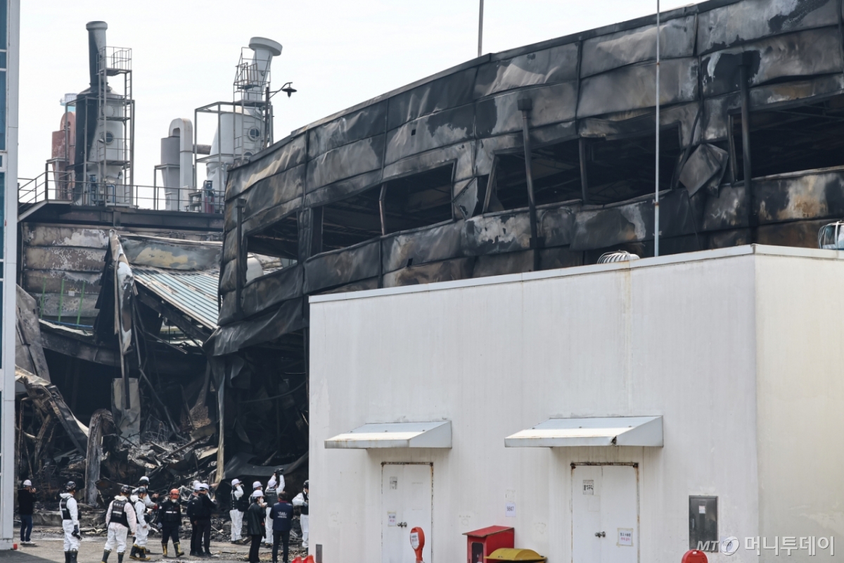 (대전=뉴스1) 김도우 기자 = 22일 대형 화재로 인명피해가 발생한 대전 대덕구 자동차 부품 제조 공장에서 경찰, 소방, 안전보건공단 등 관계자들이 현장을 살펴보고 있다. 2026.3.22/뉴스1  Copyright © 뉴스1. All rights reserved. 무단 전재 및 재배포,  AI학습 이용 금지. /사진=(대전=뉴스1) 김도우 기자