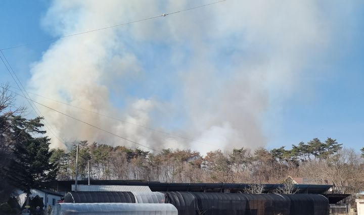 경북 안동시 와룡면 가구리 뒷산에서 산불이 발생해 연기가 솟아오르고 있다. /사진=뉴시스(경북소방본부 제공)