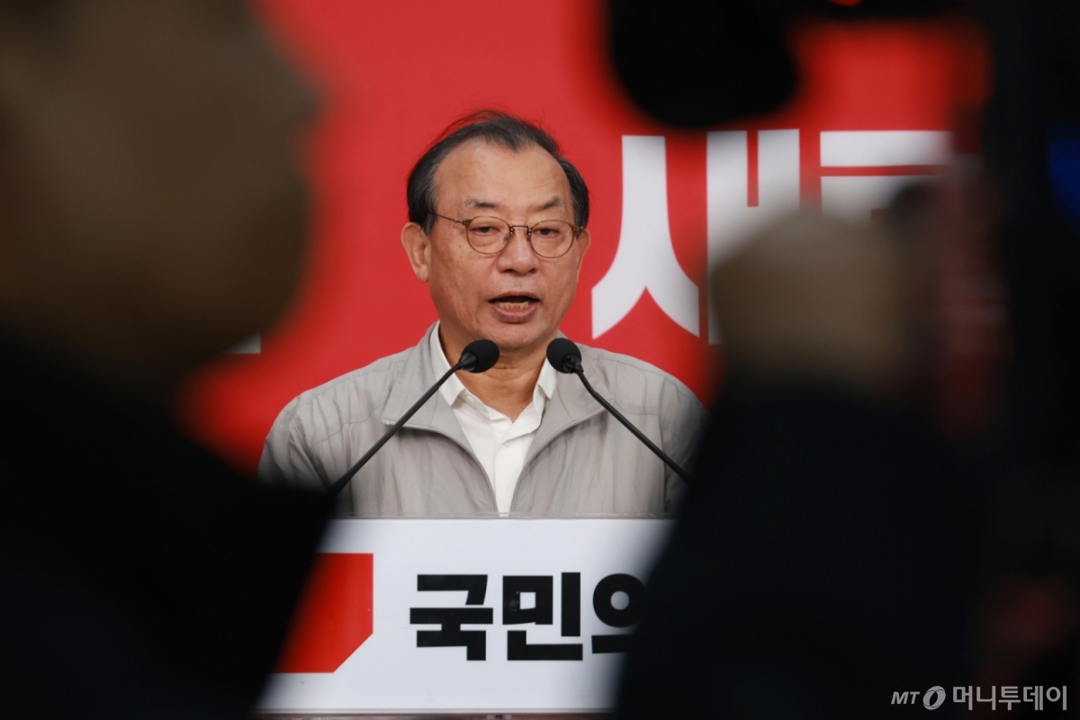 [서울=뉴시스] 고승민 기자 = 이정현 국민의힘 공천관리위원장이 22일 서울 여의도 당사에서 대구시장 경선후보 관련 브리핑을 하고 있다. 2026.03.22. kkssmm99@newsis.com /사진=고승민