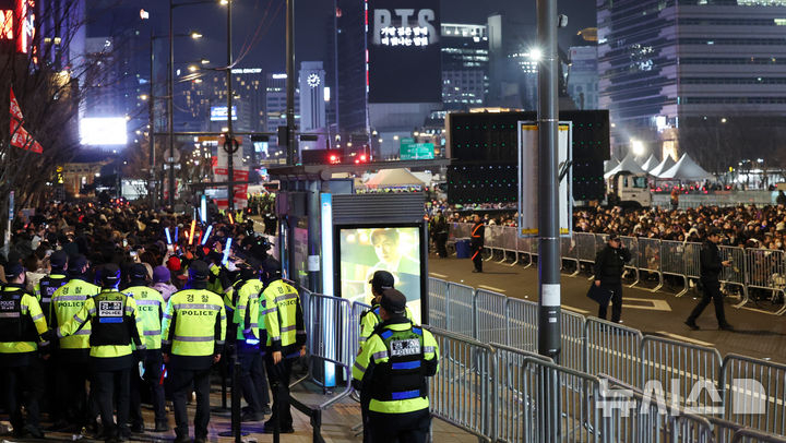 서울 광화문에서 열린 그룹 방탄소년단(BTS)의 컴백 공연이 대규모 인파 속에서도 큰 사고 없이 마무리된 가운데, 공무원 과잉 동원 논란이 제기됐다. 사진은 경찰이 지난 21일 서울 종로구 광화문광장에서 열린 'BTS 컴백 라이브: 아리랑' 공연이 끝난 뒤 퇴장하는 방탄소년단(BTS) 팬 등 관람객들을 안내하고 있는 모습./사진=뉴시스