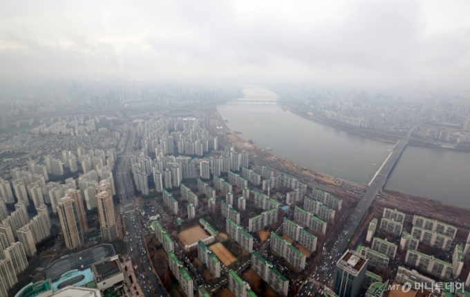 서울 송파구 롯데월드타워 전망대 서울스카이에서 송파와 강남 일대 아파트 단지가 보이고 있다. /사진=뉴시스