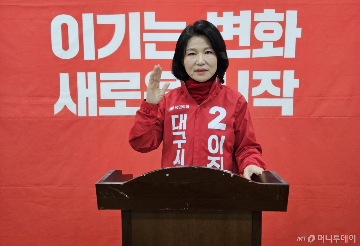 [대구=뉴시스] 정창오 기자=6·3 지방선거에서 대구시장 출마를 선언한 이진숙 전 방송통신위원장이 12일 오전 국민의힘 대구시당에서 대구·경북 행정통합 관련 기자회견을 하고 있다. 2026.03.12 jco@newsis.com /사진=정창오